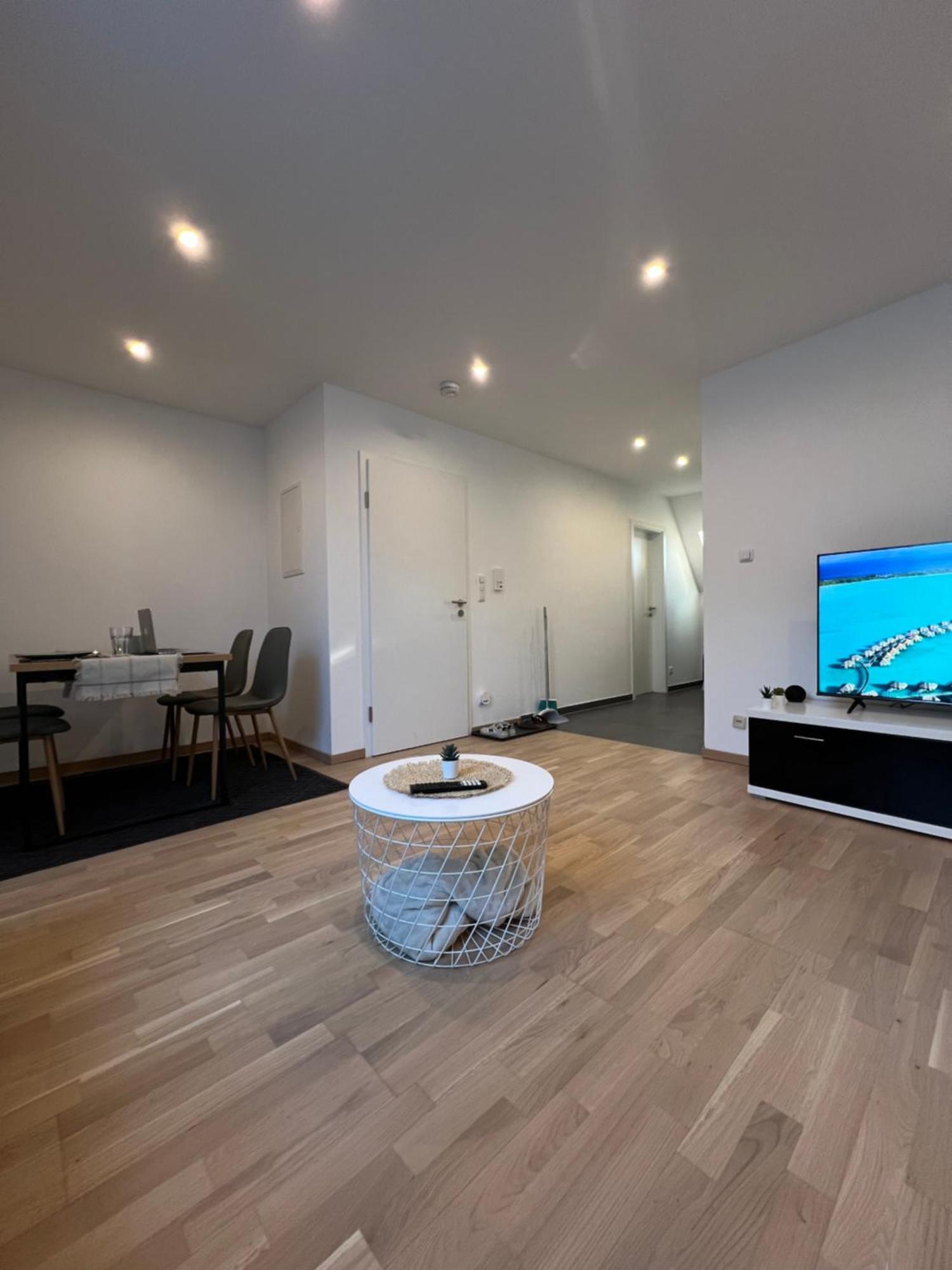 Moderne Wohnung Karlsruhe Neureut, Fussbodenheizung - Regendusche - Waschmaschine - Stellplatz المظهر الخارجي الصورة